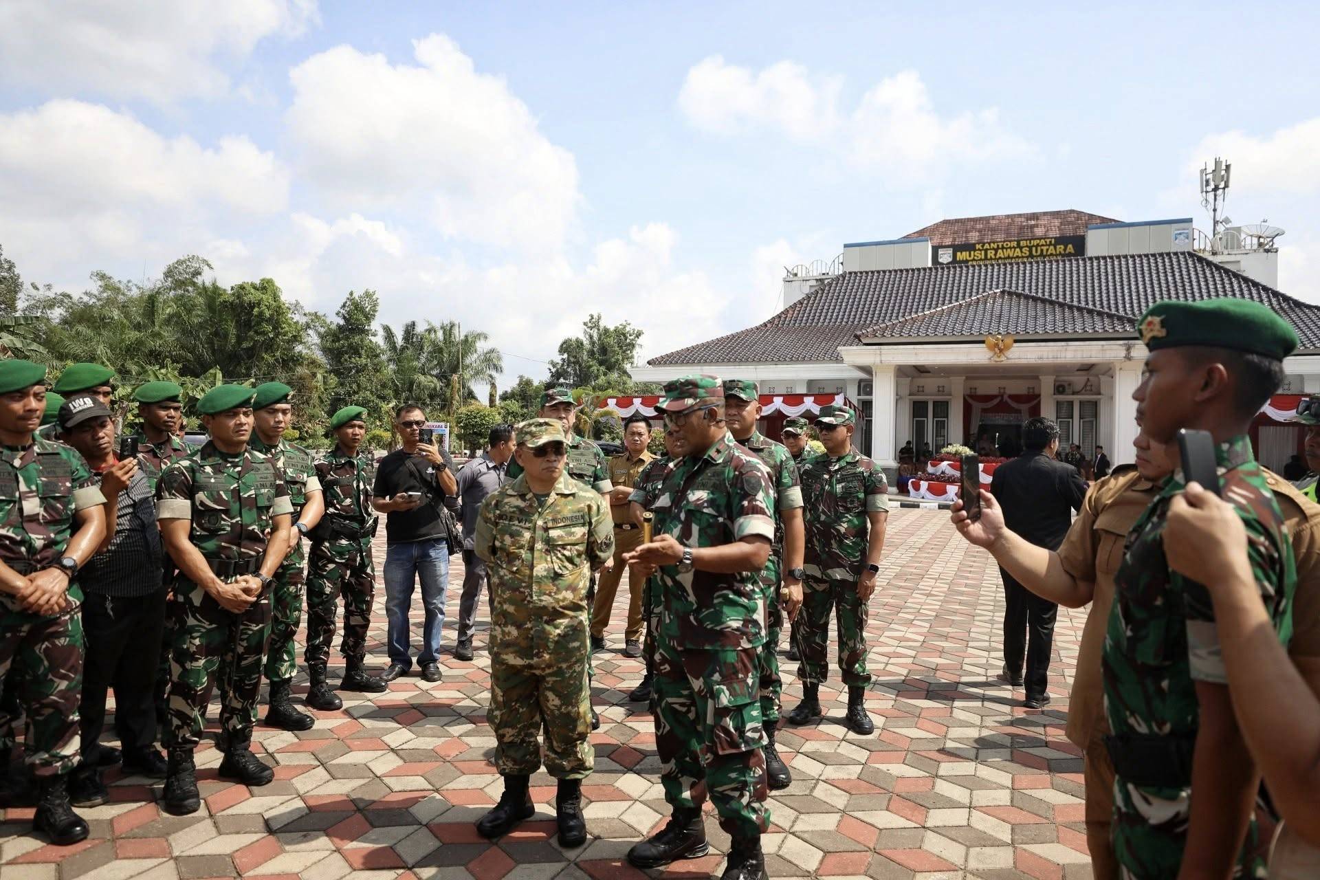 Penyambutan Personel Yonif Teritorial dan Pembangunan 846/KS